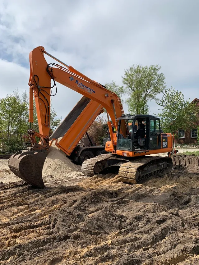 Bagger mit Tieflöffel auf dem Baufeld.