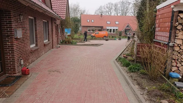 Rote Hofpflasterung zwischen den Gebäuden.