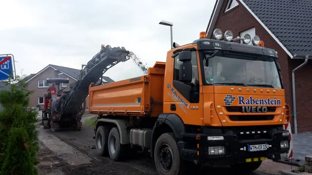 Rabenstein-Lkw und Bagger beim Straßenbau.