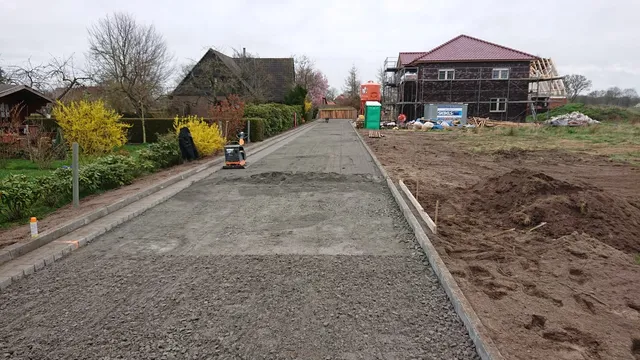 Vorbereitung eines Weges mit gesetzten Randsteinen.